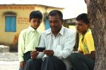 HP Children with their father looking at a mobile